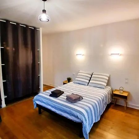 Daire Attenant A Maison Avec Parking, Jardin, Piscine