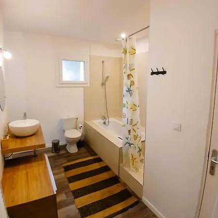 Attenant A Maison Avec Parking, Jardin, Piscine *