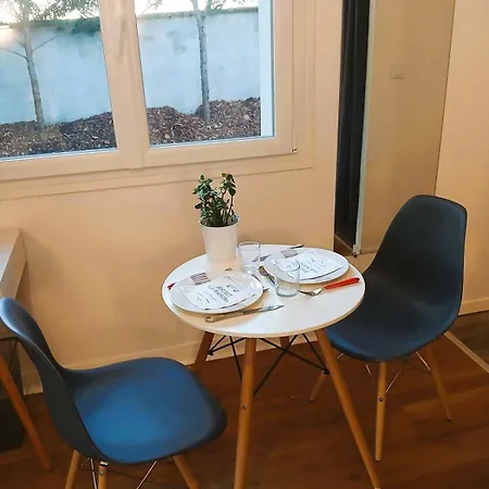 Attenant A Maison Avec Parking, Jardin, Piscine